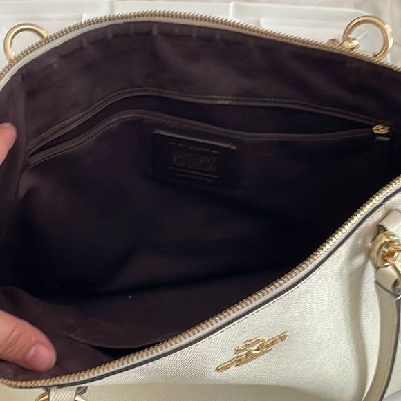 Coach off-white shoulder handbag with gold accents - Picture 5 of 6